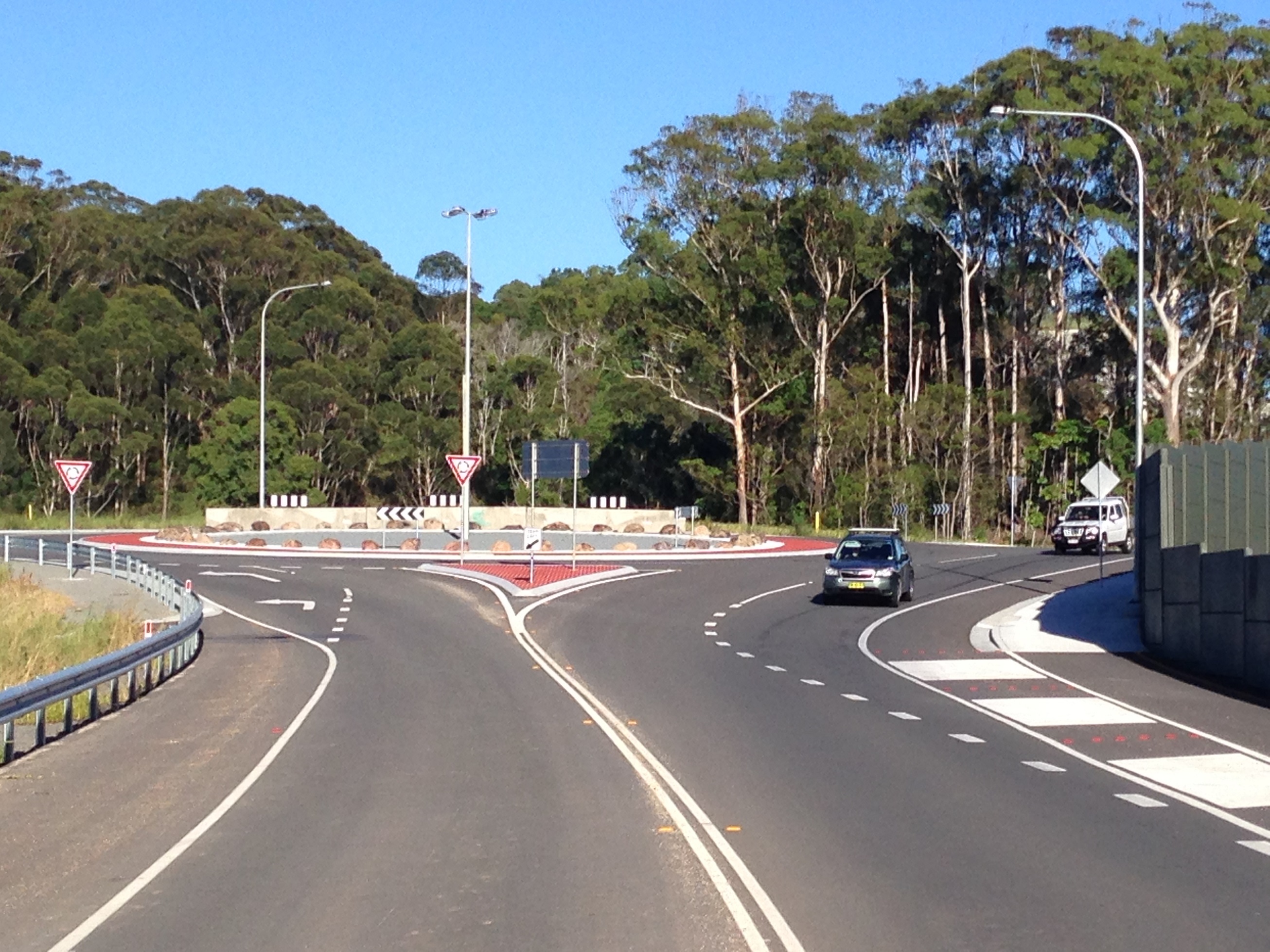 The Kirkwood Road east interchange roundabout was constructed as part of the project. 